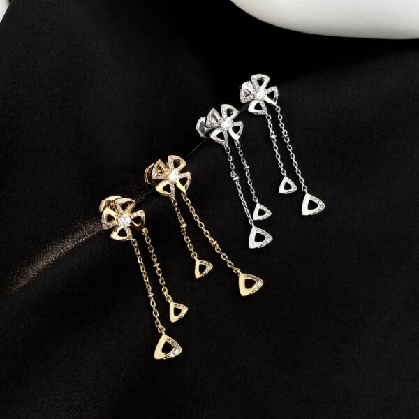 Earring with flower design