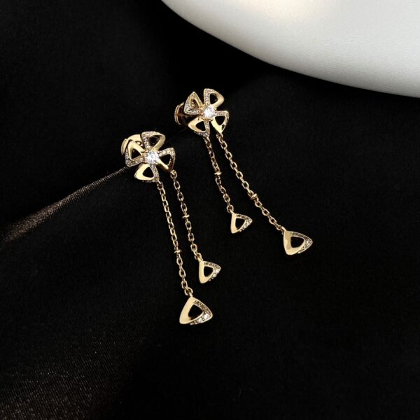 Earring with flower design