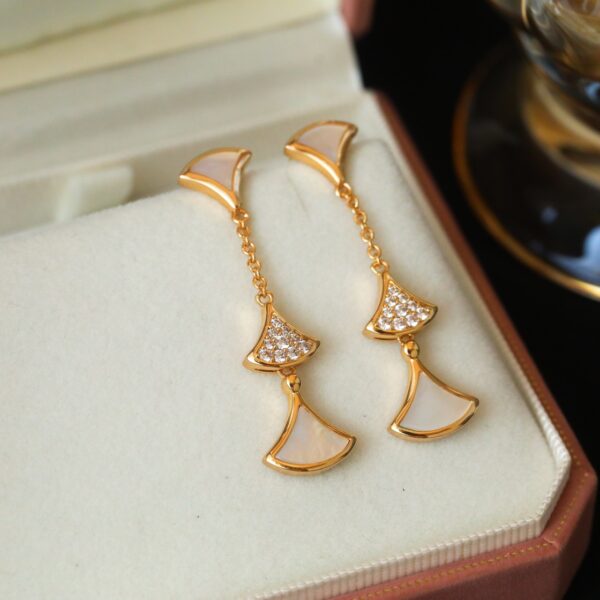 Diva stud earrings