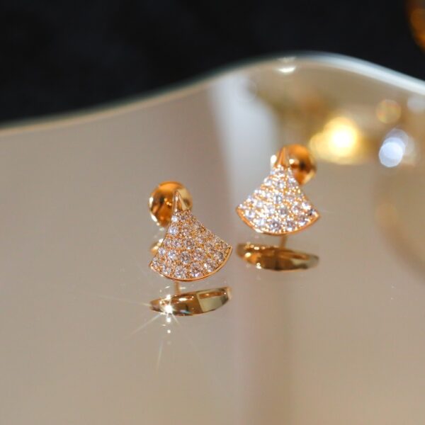 Fan-shaped diamond stud earrings
