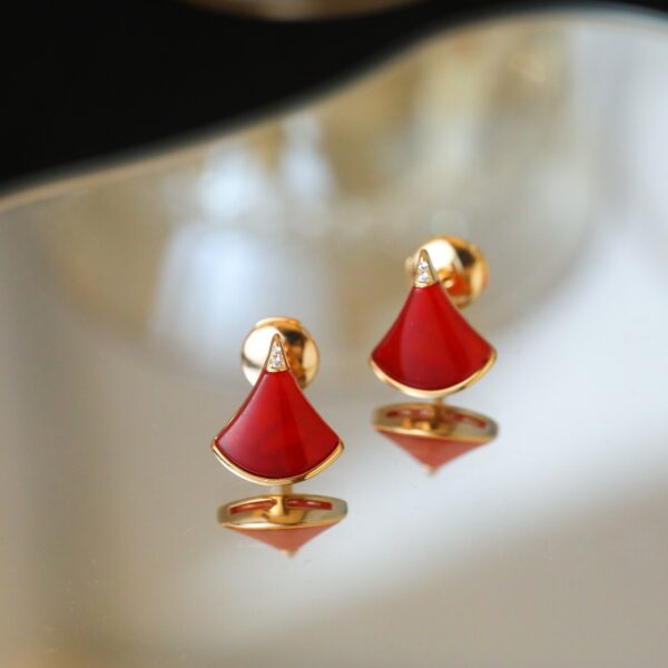 Small white lily-of-the-valley-shaped fan-shaped pendant / red jasper / earring