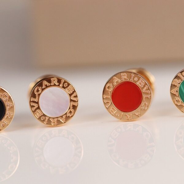 Premium round stud earrings