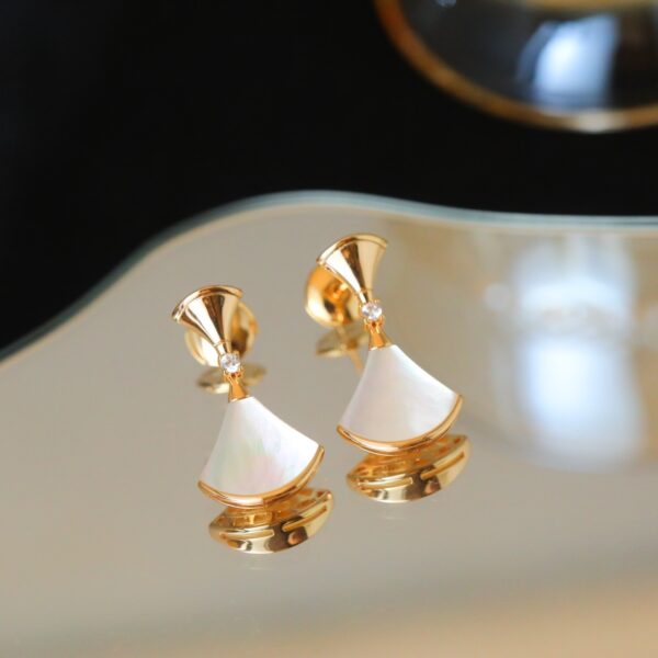 Diagonal non-beaded small fan-shaped earrings