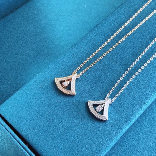 Small-sized hollow diamond-studded necklace