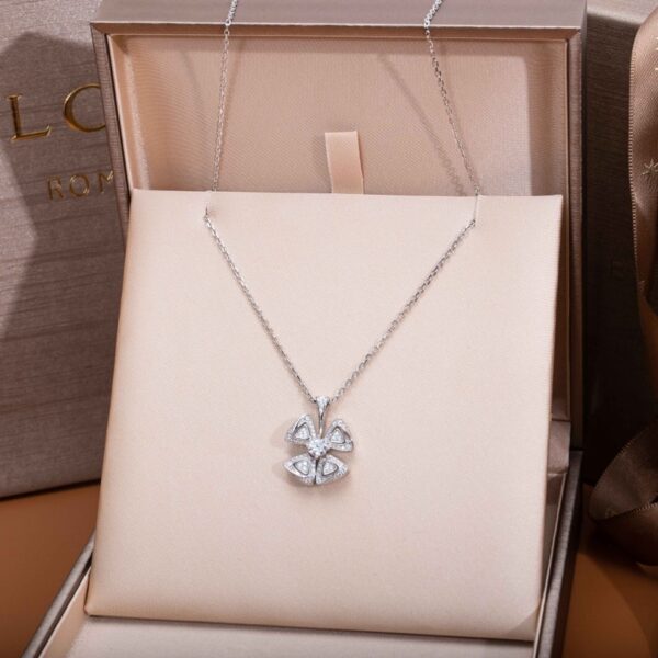 Floral necklace with full diamonds