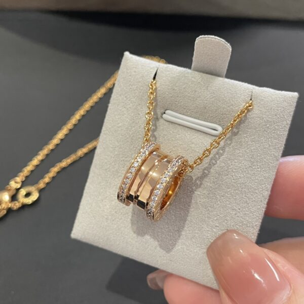 Spring-edge diamond necklace