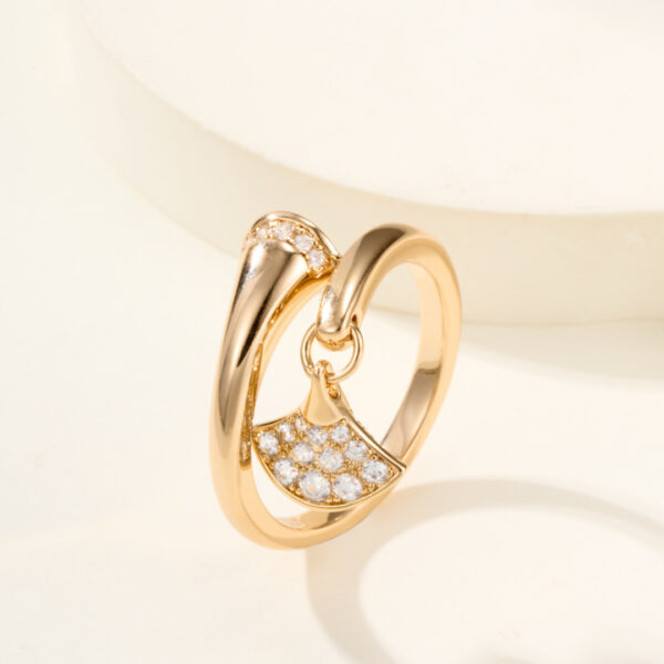 Diva diamond-studded ring