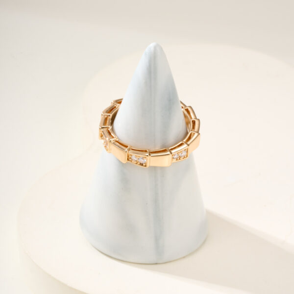 Narrow-style interlocking snake ring