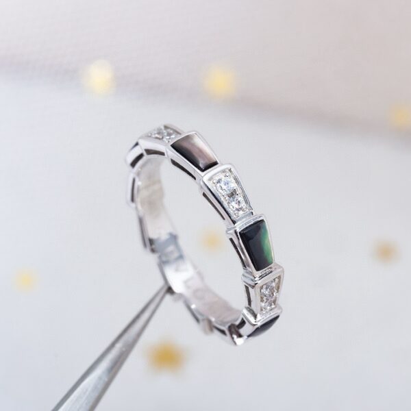 Narrow-shaped snake-shaped ring (mother-of-pearl)